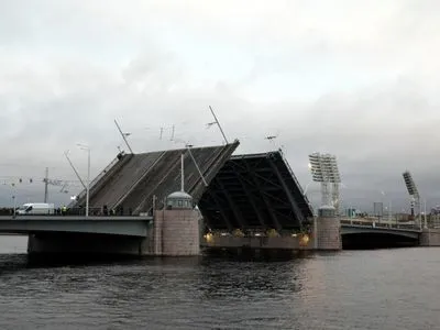 В Петербурге военный катер врезался в опору моста