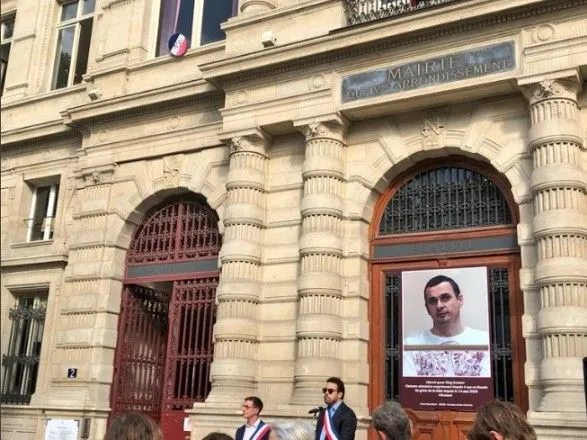 На здании мэрии Парижа поместили фото Сенцова