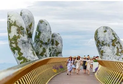 Золотой мост на руках: во Вьетнаме появилось архитектурное чудо