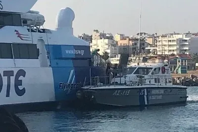 Паром потерпел аварию в порту возле места лесных пожаров в Греции