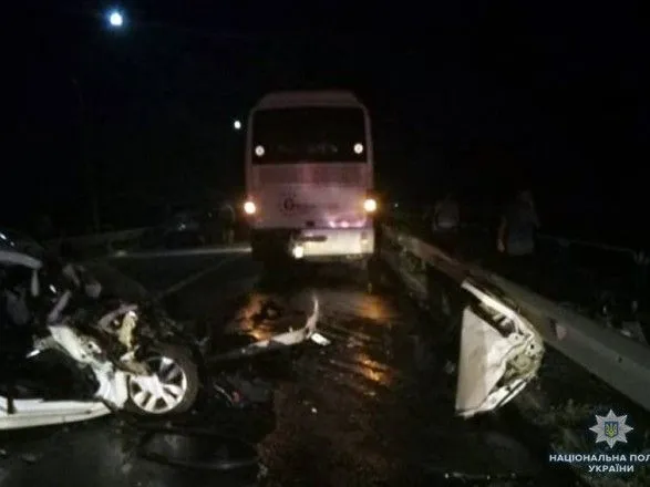 Легковик врізався в автобус на Хмельниччині: загинули матір з дочкою