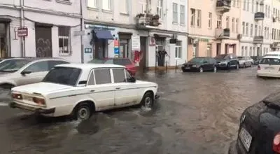 Повалене дерево та затоплені вулиці: Львовом пронісся сильний дощ