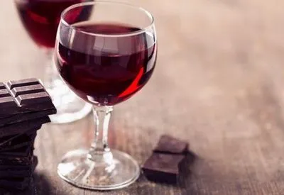 Женщинам полезно пить вино и есть шоколад - ученые
