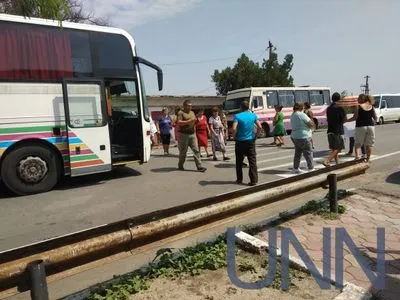 Возмущенные жители перекрыли две трассы в Одесской области