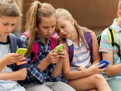 Смартфоны в школах запретили во Франции