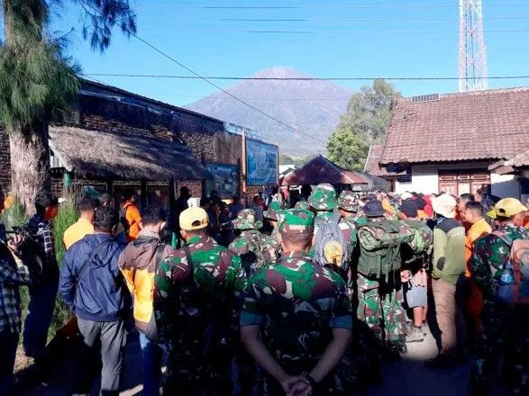 AFP: більше 500 туристів евакуювали з вулкана Рінджані в Індонезії