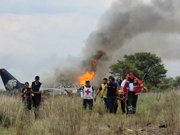 Один из пассажиров самолета, разбившегося в Мексике снял на видео момент падения