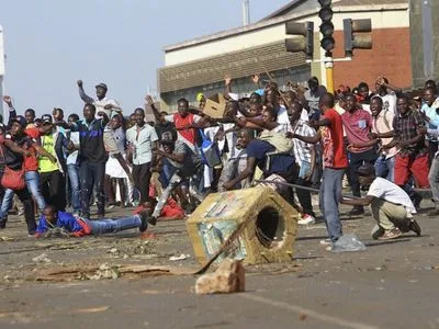 В столице Зимбабве начались массовые беспорядки, есть погибшие