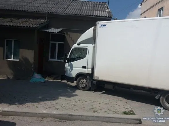 На Тернопільщині під колесами авто на тротуарі загинула восьмирічна дівчинка