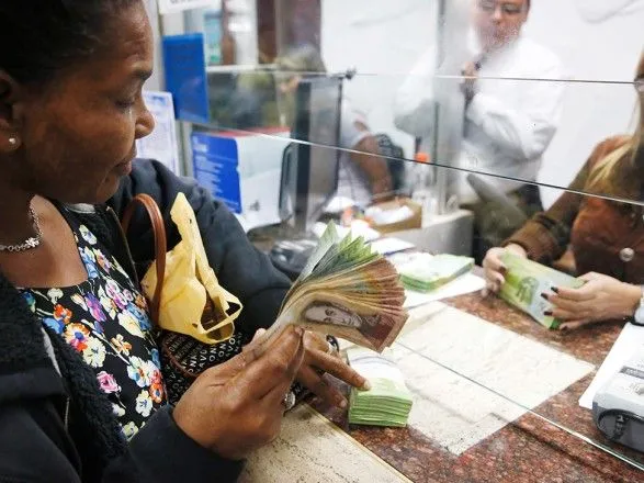 Венесуэльцам впервые за 15 лет разрешили менять валюту