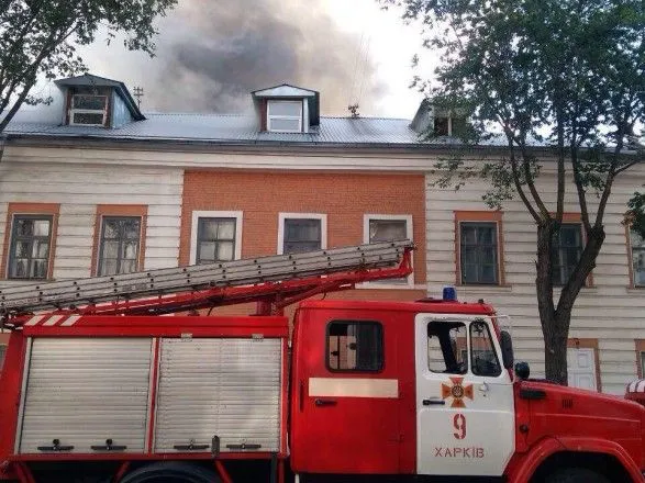 Пожар в харьковской академии: привлечены дополнительные силы