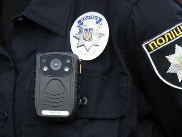 kiyivska-politsiya-zatrimala-stribuna-po-dakhakh-avto