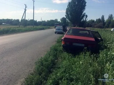 В Донецкой области автомобиль врезался в бетонную стелу: водитель погиб