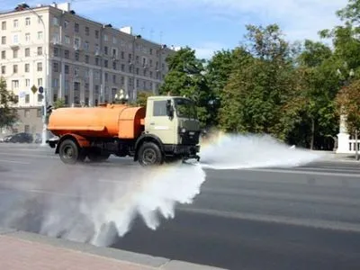 Стало відомо, скільки одиниць спецтехніки поливає вулиці Києва