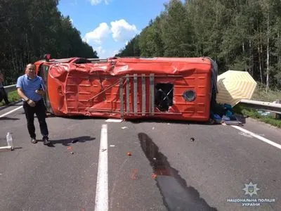 На Чернігівщині перекинувся автобус з пасажирами: є постраждалі