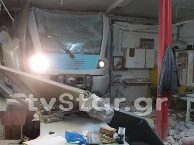 У Греції потяг врізався в будівлю: є постраждалі