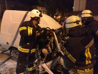В Мариуполе авто влетело в отбойник: погибли два человека