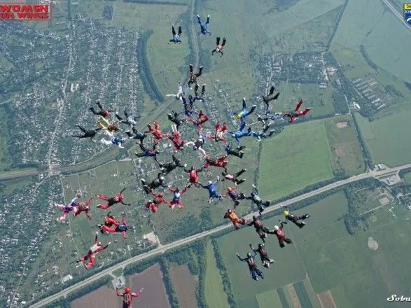 na-kharkivschini-57-zhinok-vstanovili-rekord-svitu-z-parashutnogo-sportu