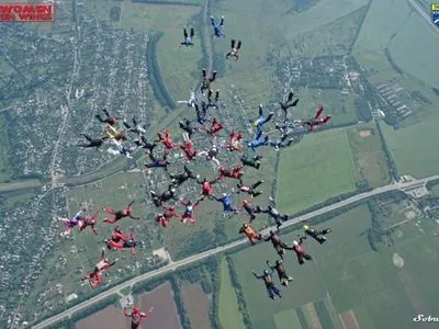 В Харьковской области 57 женщин установили рекорд мира по парашютному спорту