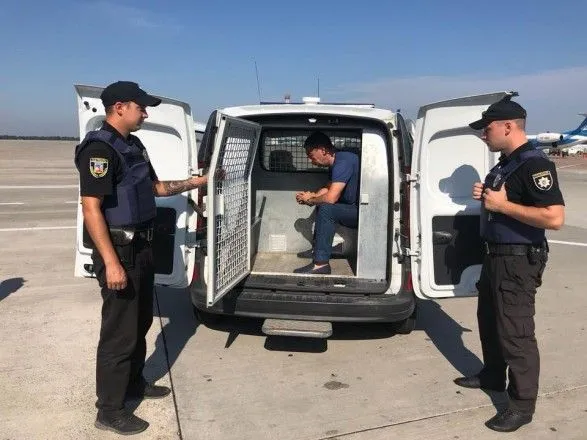 Україна екстрадувала до Азербайджану зловмисника, якого шукав Інтерпол