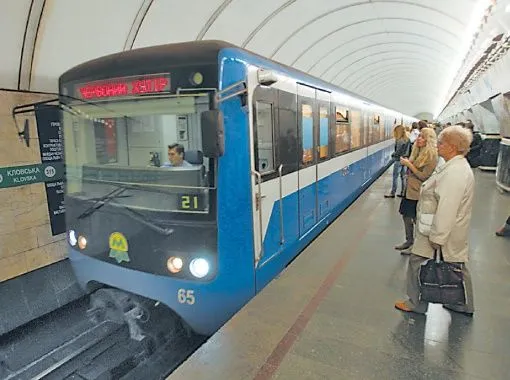 u-kiyivskomu-metro-vidnovleno-rukh