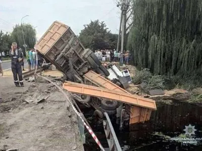 В Хмельницкой области грузовик с зерном упал с моста
