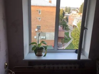Трирічна дитина випала з вікна багатоповерхівки у Хмельницькому