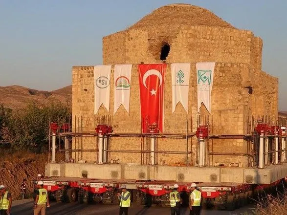 У Туреччині через будівництво водосховища переносять будівлю лазні 13 століття