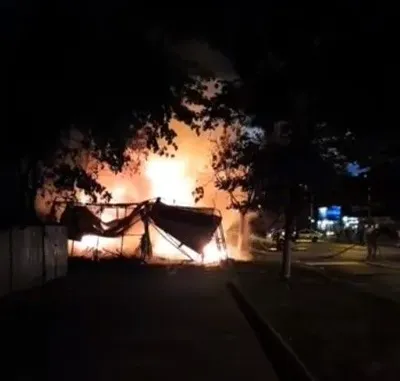 У нічній пожежі в Одесі згоріли сім торговельних павільйонів