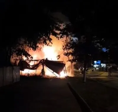 В ночном пожаре в Одессе сгорели семь торговых павильонов