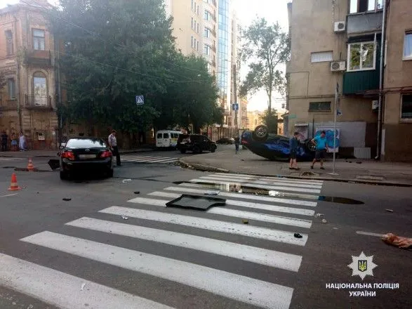 У центрі Харкова сталася ДТП: одна з автівок перекинулася на дах