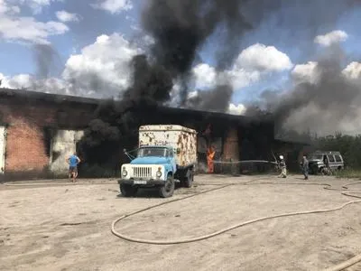 При тушении пожара в Харьковской области пострадали четыре спасателя