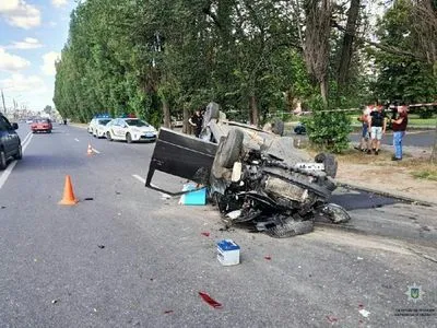 В Харькове автомобиль врезался в грузовик и влетел в дерево