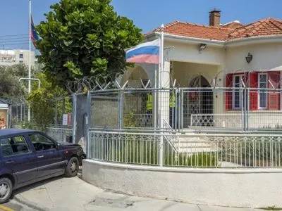 Мужчина на Кипре пытался протаранить ворота российского консульства