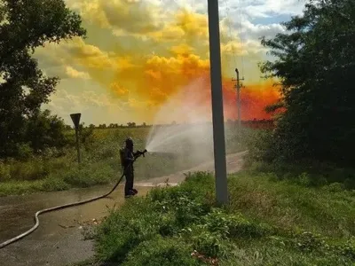На трассе в Днепропетровской области из автоцистерны вытекло около 4 тонн азотной кислоты