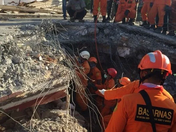 Число жертв землетрясения в Индонезии превысило 100 человек