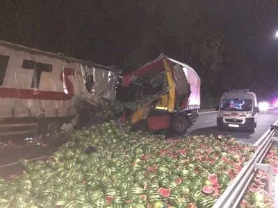 В Винницкой области столкнулись три грузовика: есть погибший