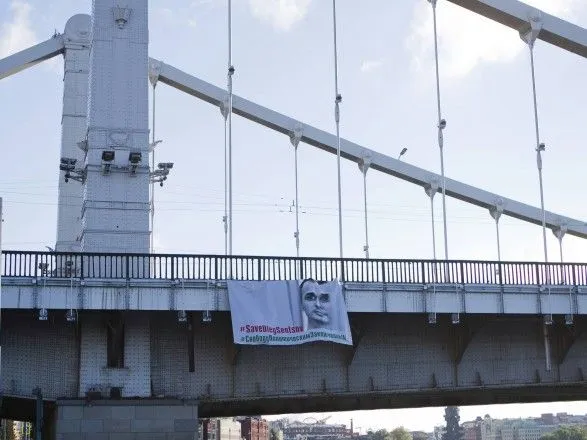 У центрі Москви вивісили великий плакат на підтримку Сенцова