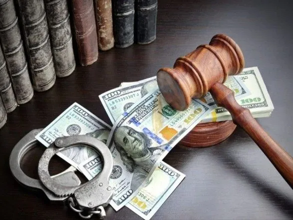 Податковий інспектор постане перед судом за хабар 20 тисяч доларів