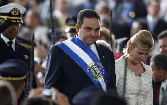 Екс-президент Сальвадору визнав себе винним у розкраданні 300 млн доларів