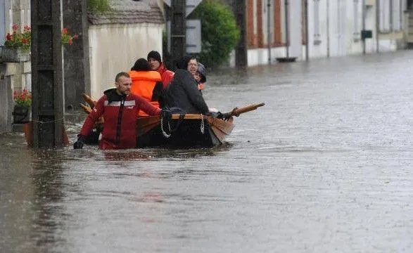 Во Франции более 1,5 тысячи человек эвакуировали из-за дождей