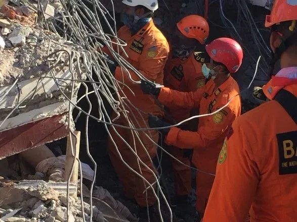 Правительство Индонезии назвало число жертв землетрясения: больше 300