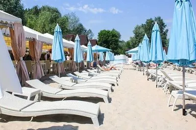 Чиновники заявили, что платные VIP-пляжи в Киеве незаконные