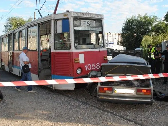 У Миколаєві не розминулися трамвай та легковик