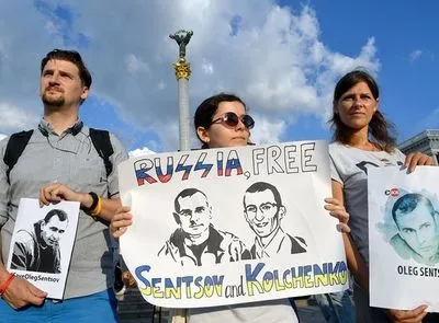 Посольство США в России призвал освободить Сенцова