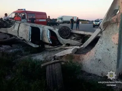 В Полтавской области Mercedes въехал в остановку, есть погибший