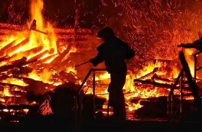 В Донецкой области загорелся дом из-за попадания взрывчатки