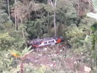 9 человек погибли после падения автобуса с 150-метровой высоты в Перу