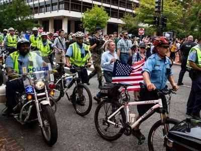 Демонстрация ультраправых в Вашингтоне завершилась раньше из-за ливня