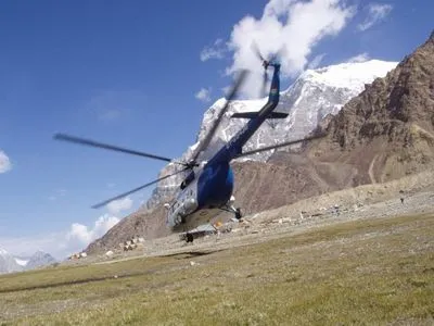 Вертолет с альпинистами совершил жесткую посадку в Таджикистане, пока неизвестно выжили ли пассажиры
